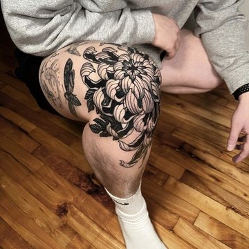 knee tattoo men