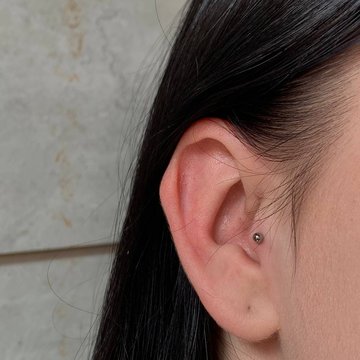 tragus piercing