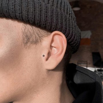 tragus piercing