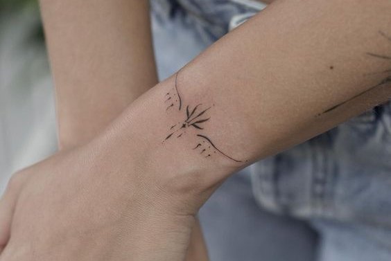 women's wrist tattoos