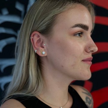 tragus piercing